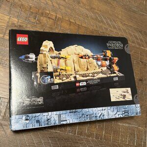 New factory sealed LEGO 75380 Star Wars Mos Espa Podrace Diorama (E3-B3) Dented